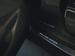 26MY_Eclipse_Cross_dørterskellister_lysende.jpg