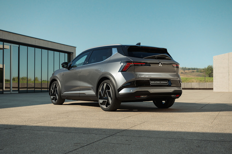 Foto: Eclipse Cross i fargen grå som viser baksiden på bilen