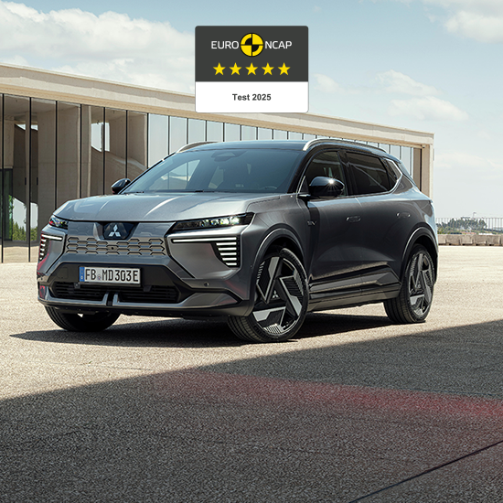 Foto: Eclipse Cross i fargen grå med EuroNcap fem stjerners logo