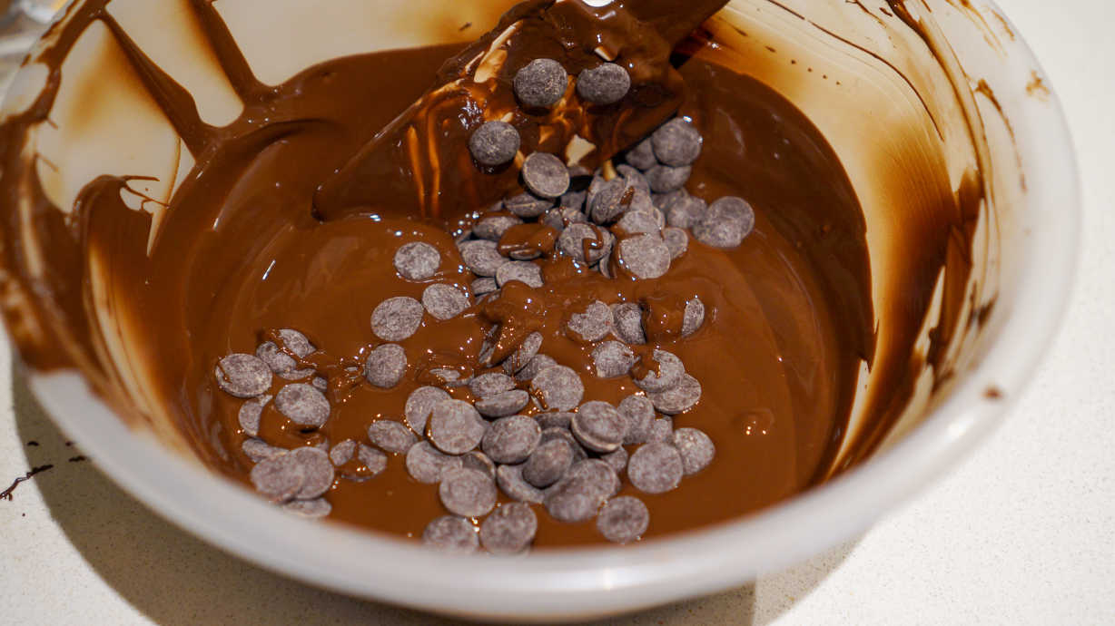 completely-melted-chocolate-with-seed-for-tempering
