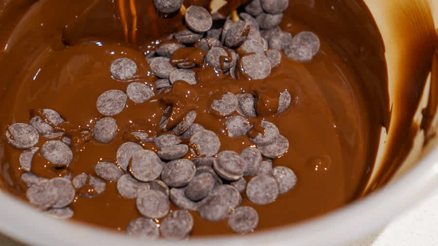 seeding-chocolate-with-chocolate-pieces