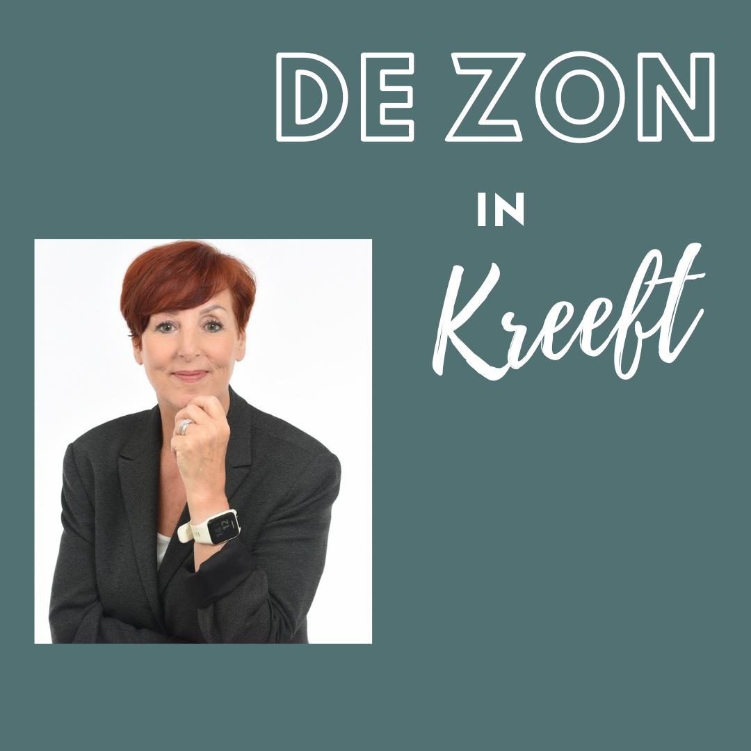 
Rond 21 juni staat de Zon in het teken Kreeft. 
Tevens het begin van de zomer.

Kreeft is net als Schorpioen een Waterteken.

Watertekens zijn bekend als de gevoelstekens en zijn hierdoor ook extra gevoelig voor de energie van de Maan.

De heerser van de Kreeft is ook de Maan.

Ze kunnen hierdoor erg veel last hebben van stemmingswisselingen en wegzakken in hun gevoel.
De emoties zitten geregeld hoog.

Toch houden ze hun diepe gevoelens liever voor zichzelf.

Ze hebben een soort van pantsertje om zich heen als het gaat om hun gevoel.

Alleen met mensen die ze helemaal vertrouwen durven ze hierover te praten.
Kreeft is een teken dat graag verzorgd. 

Veel Kreeften zijn dan ook te vinden en een verzorgend beroep. 

Kreeften vinden familie erg belangrijk en hechten ook veel waarde aan bepaalde (familie) tradities.
Ze hebben het liefst al hun kuikens om zich heen.

Ze kunnen in het verzorgende stukje ook wel betuttelend worden en wat bemoeierig, wat niet altijd gewaardeerd wordt.

Een Kreeft is erg gastvrij en zal er alles aan doen om het de gasten naar de zin te maken.

Ze hebben behoefte aan een stabiele basis en zijn niet de types die graag en veel verhuizen.

Kreeft vinden het ook moeilijk om los te laten, dat geldt voor gevoelens alsook voor spullen.
Ze bewaren meestal van alles en kunnen nergens afstand van doen want stel je voor dat het nog eens van pas komt.
Zo staat de zolder meestal helemaal vol met spullen evenals uitpuilende kledingkasten met kleren die nooit meer aangetrokken worden.

Kreeften leven erg in het verleden en vinden het moeilijk om het achter zich te laten.
Kreeften hebben vaak een heel goed geheugen.
Ook fotoboeken zijn favoriet om herinneringen op te halen.
Kreeften gaan graag om met mensen bij wie ze zich “eigen” kunn
en voelen, waar ze zich “thuis” bij voelen.

Als een Kreeft eenmaal iemand in zijn hart heeft gesloten is dat meestal voor een leven lang.
Scheidingen komen ook niet zo snel voor bij de Kreeften (natuurlijk ook afhankelijk van de rest van de horoscoop).
