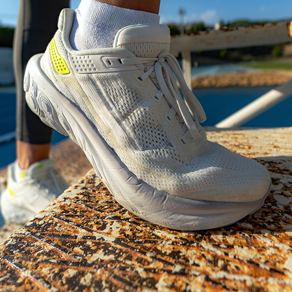 Una zapatilla blanca sobre una superficie de piedra