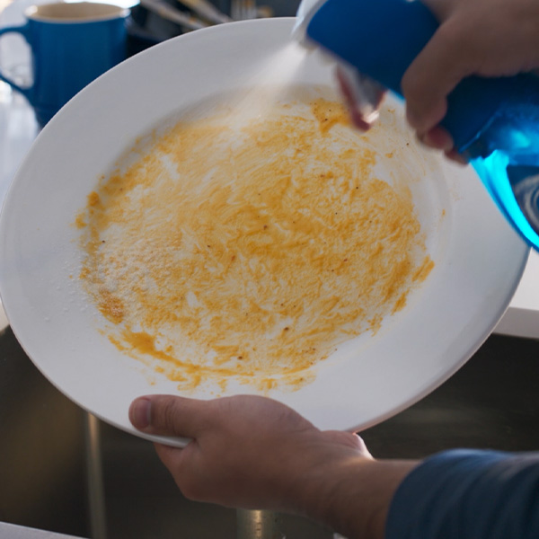 Limpieza de platos con el spray lavavajillas Dawn Powerwash