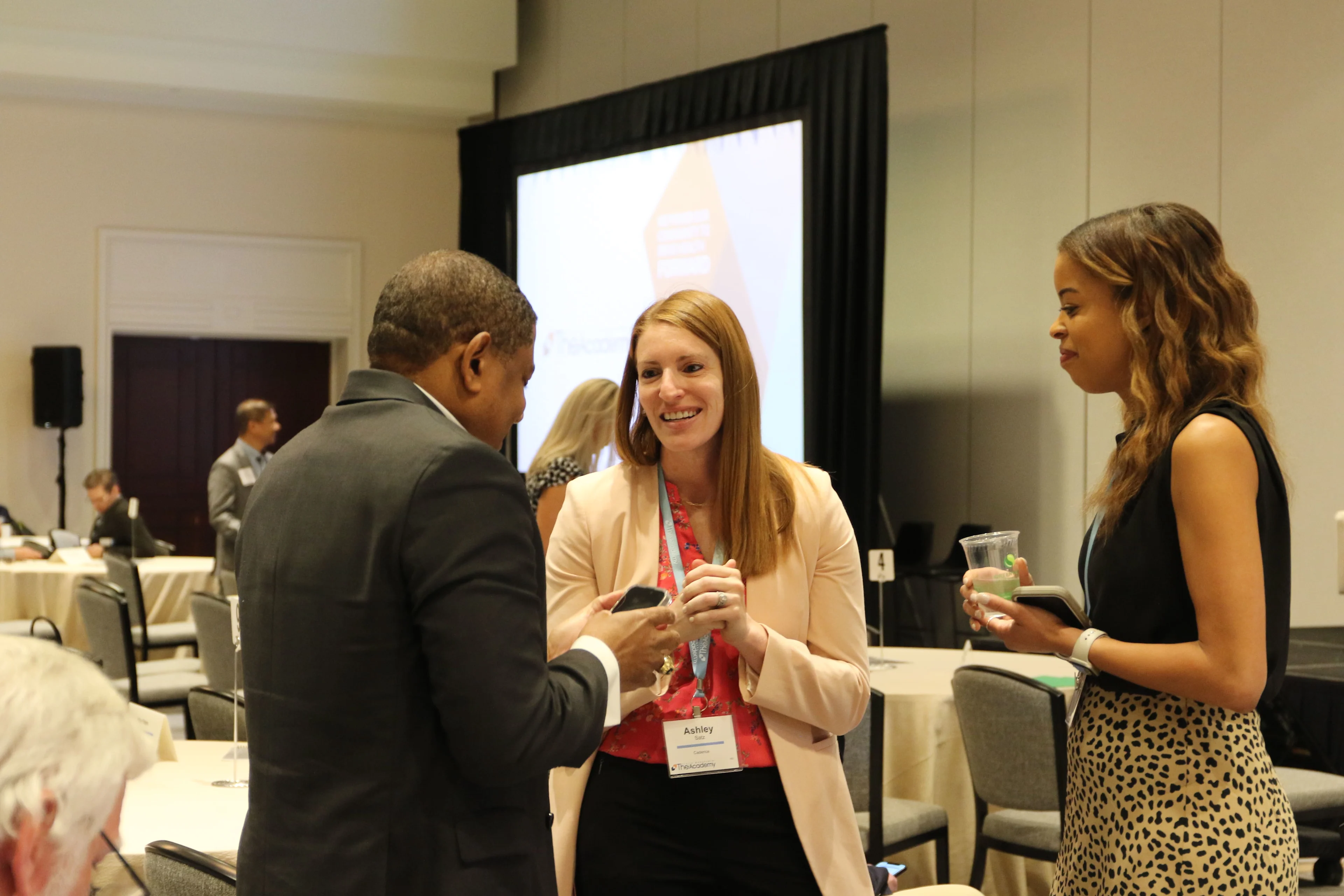 Healthcare HR executives building relationships at a human resources healthcare conference hosted by THMA