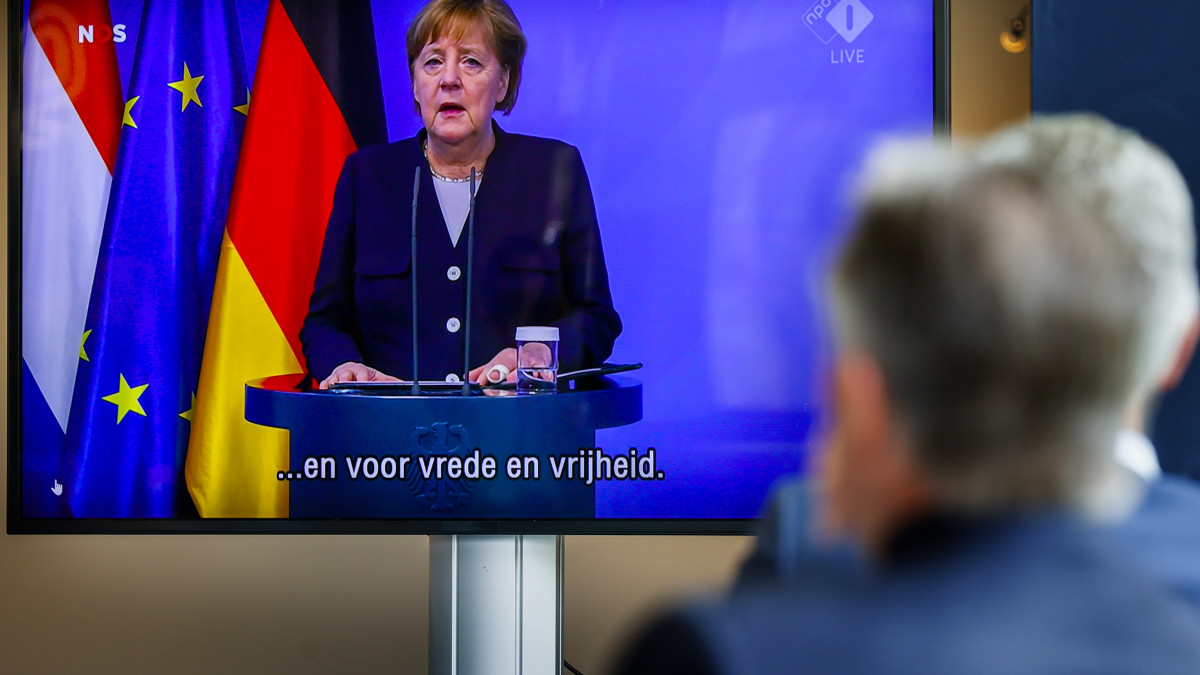 Merkel in 5 mei-lezing: Duitse misdaden verjaren niet