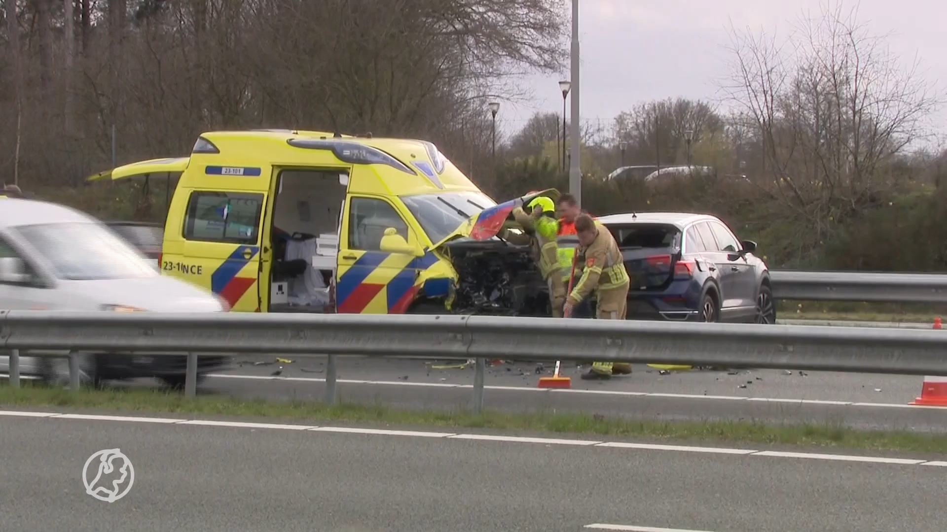 Aanrijding Tussen Ambulance En Personenauto Op A73 Bij Venlo, Bijrijder ...