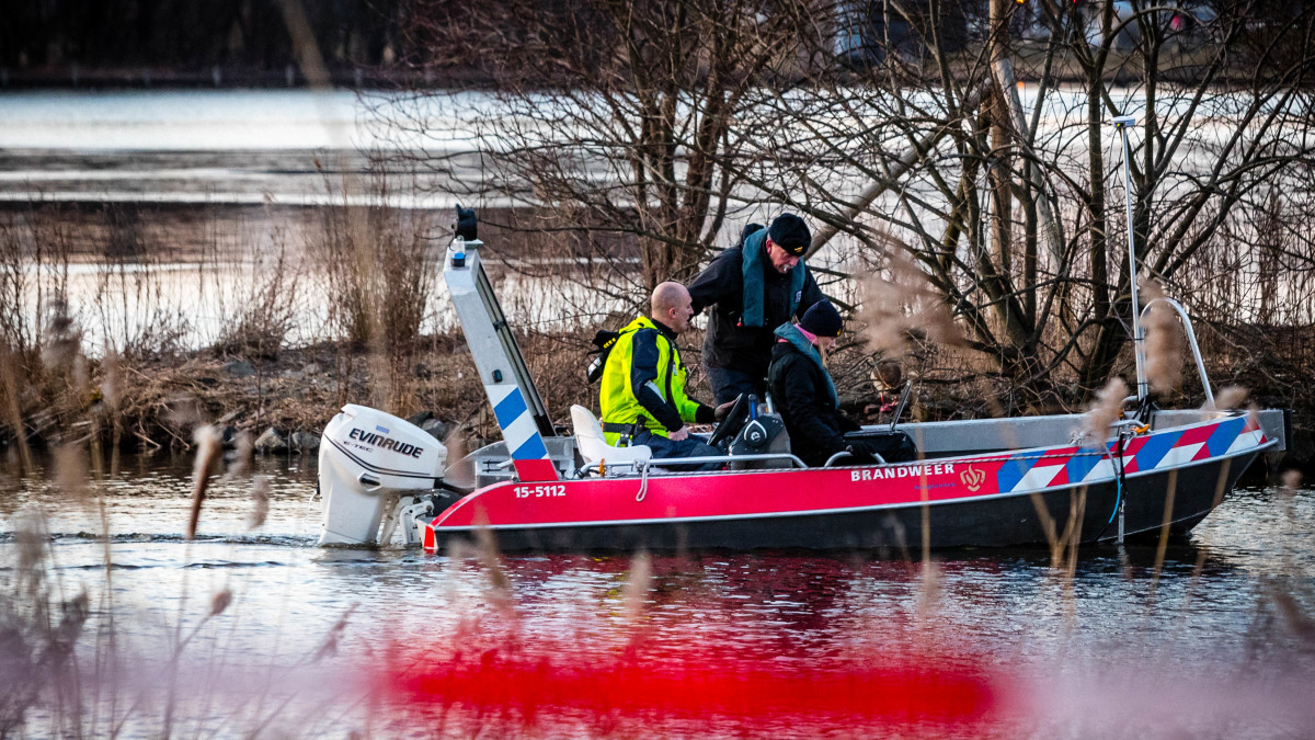 Auto met vier inzittenden te water in Amsterdam, moeder nog vermist