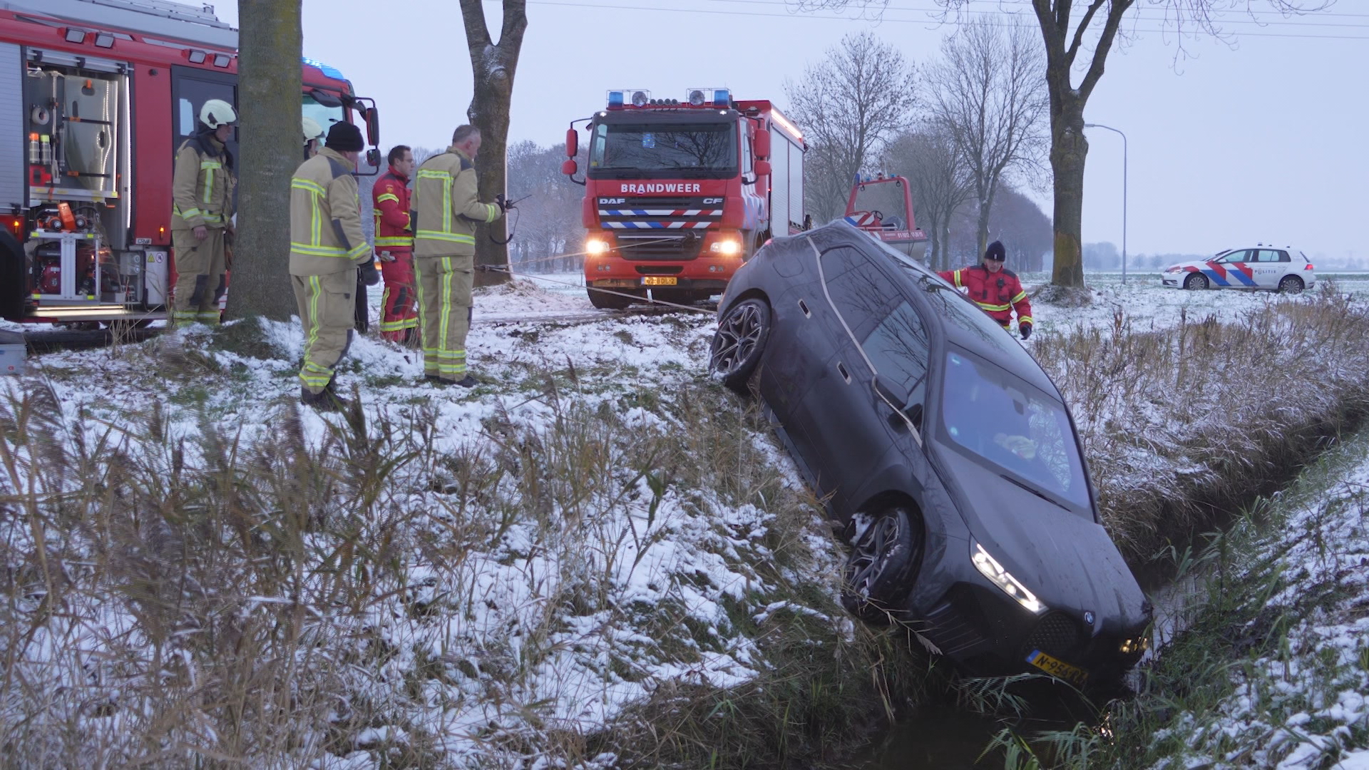 Gladde Wegen In Drenthe: Vrouw Met Twee Kinderen Glijdt Sloot In | Hart ...