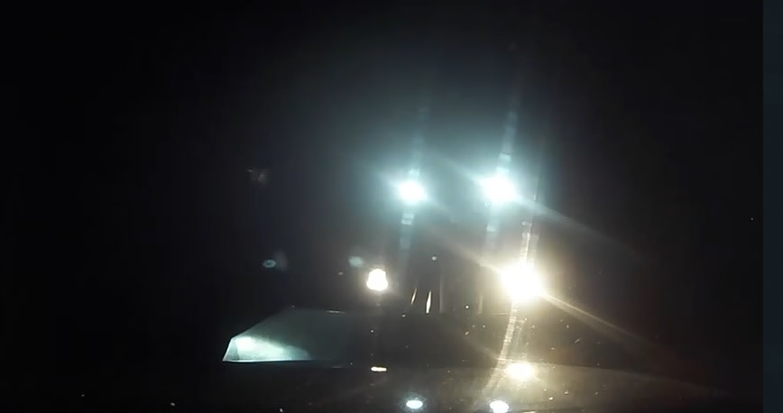 Schokkende dashcambeelden persfotograaf wordt met auto en al sloot in