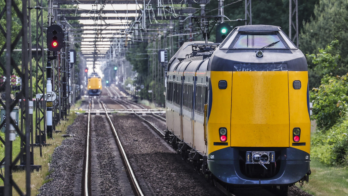 Trein op spoor tussen Almelo en Deventer ANP