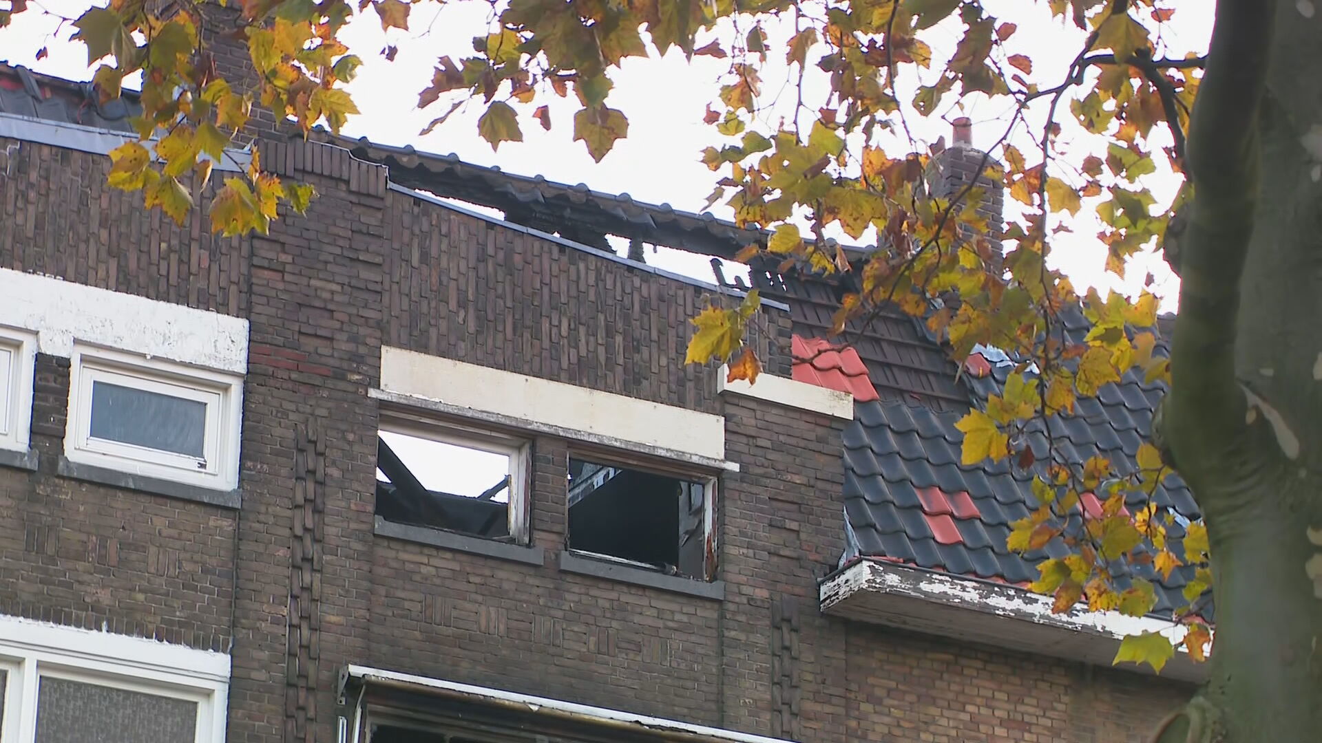 Grote Brand Verwoest Pand In Rotterdam, 92-jarige Bewoner Gered Van ...