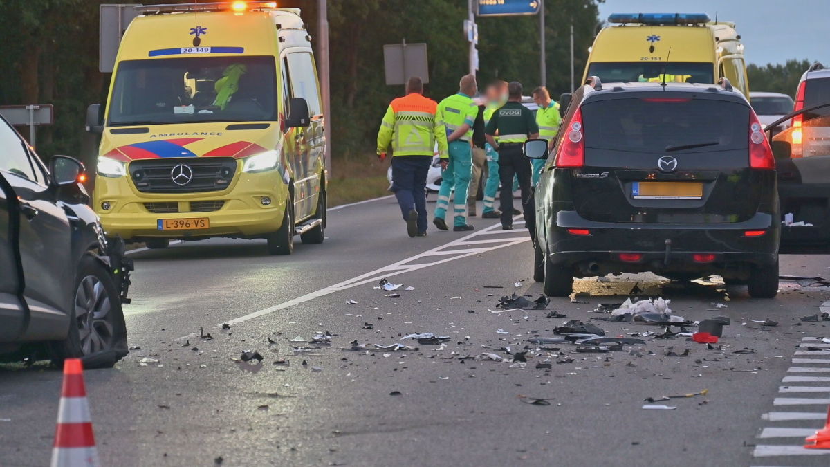 Meerdere gewonden na aanrijding met vier auto's in Sint Willebrord.