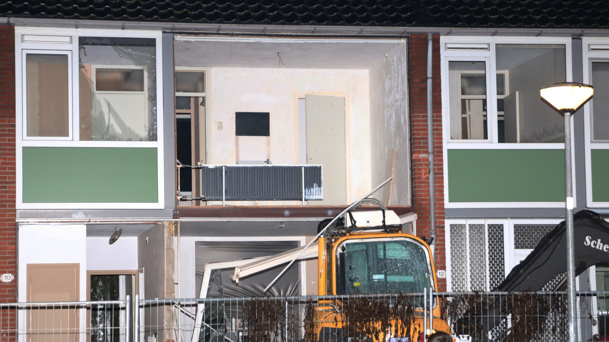 Voorgevel uit woning geblazen in Groningen Door Explosie