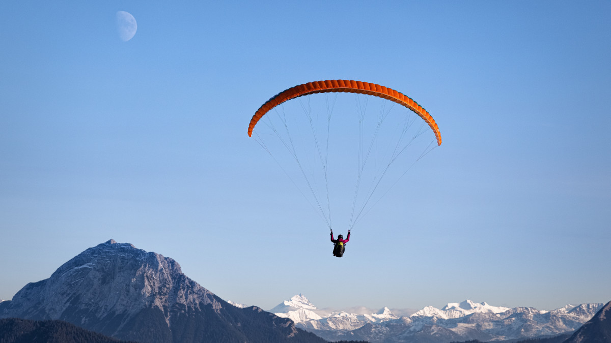 Nederlandse paraglider crasht tegen elektriciteitsleiding in Oostenrijk - ANP