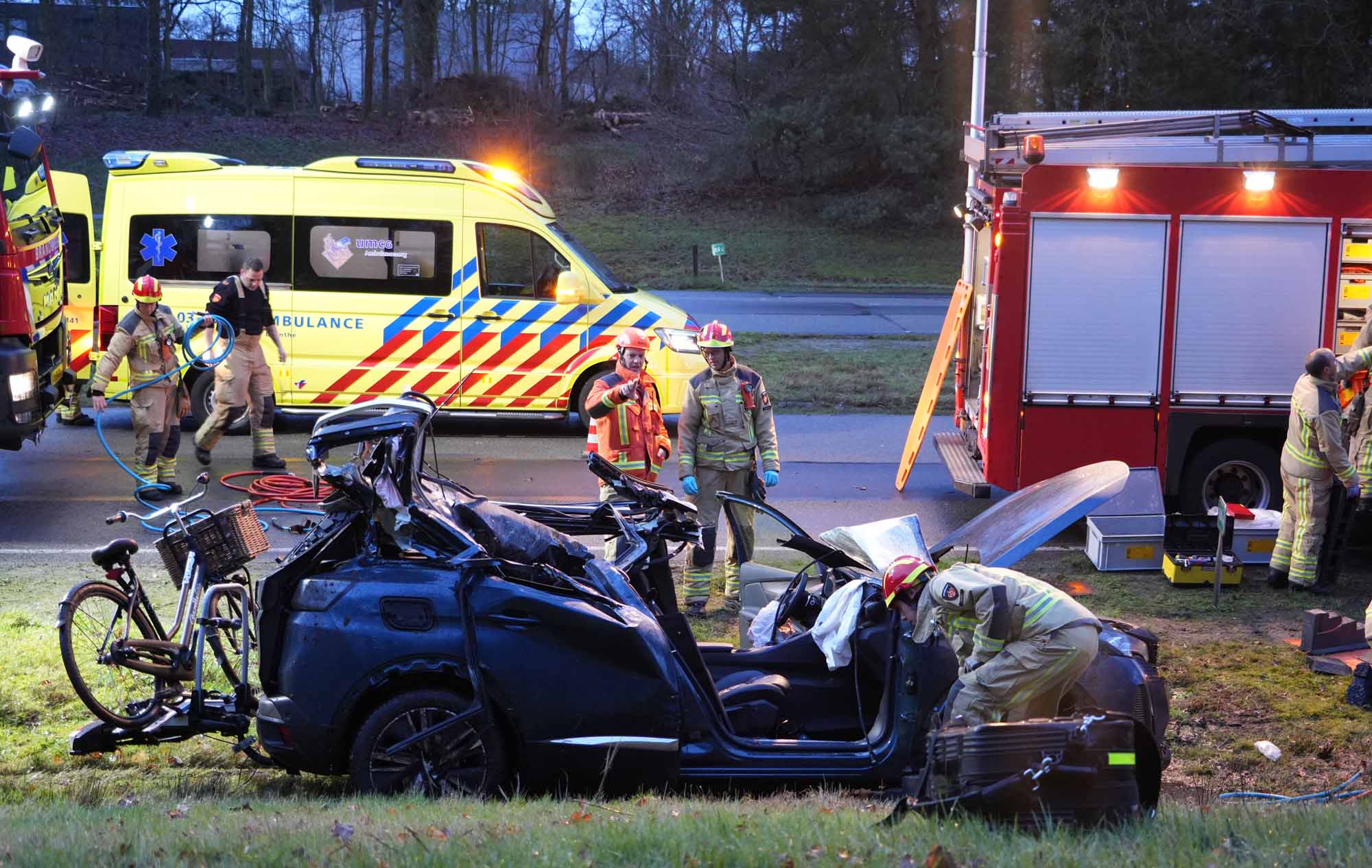 Twee Zwaargewonden Na Ongeval Met Meerdere Voertuigen In Emmen | Hart ...