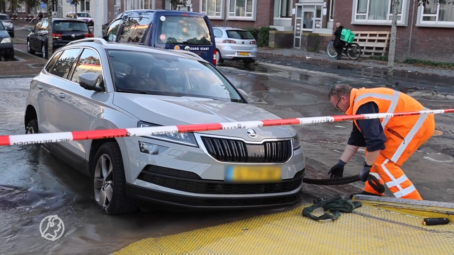 ZIEN: Auto Zakt Weg In Sinkhole Na Gesprongen Waterleiding | Hart Van ...