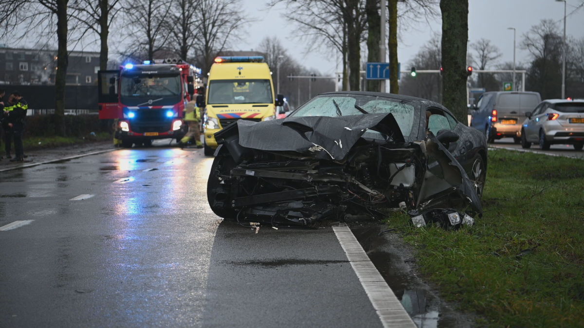 Bestuurder Ferrari verliest macht over stuur, crasht tegen bomen in Tilburg