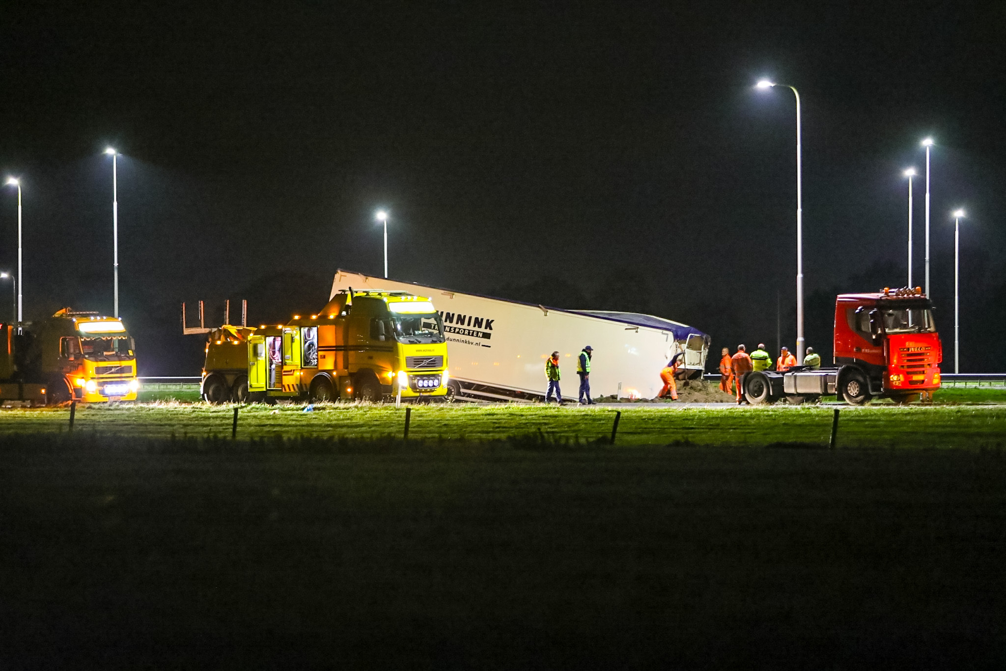 Vrachtwagenchauffeur Verliest Trailer Vol Dierenvoer Op Snelweg | Hart ...