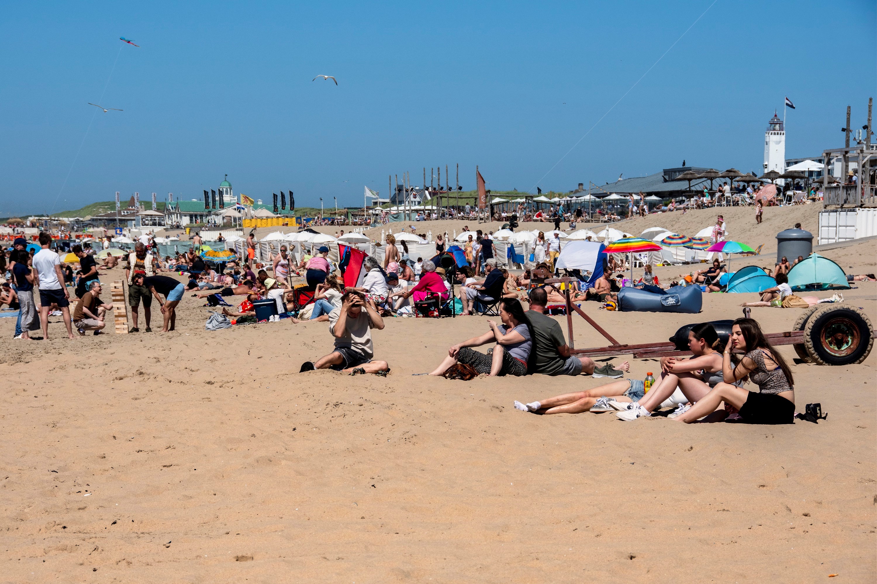 Volgelopen stranden bij extreme temperaturen