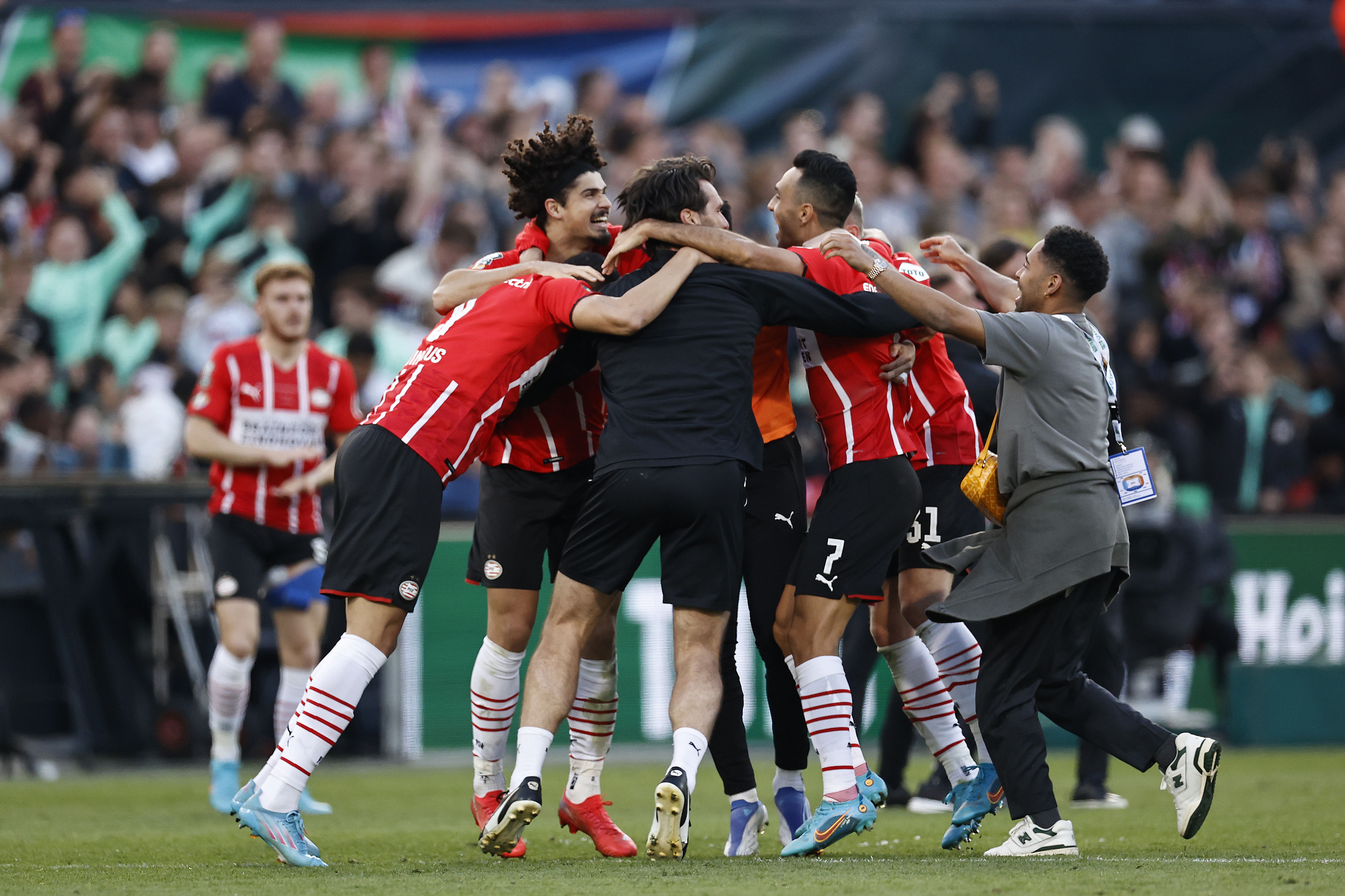 PSV Wint Tiende KNVB-beker Na Zinderende Finale Tegen Ajax | Hart Van ...