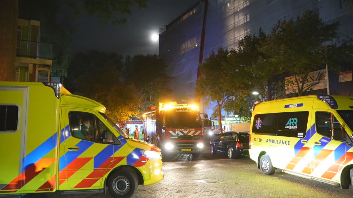 Grote brand in flat Rotterdam, tientallen mensen geëvacueerd - Video Duivestein