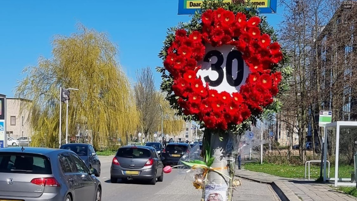 Het verkeersbord met de bloemen
