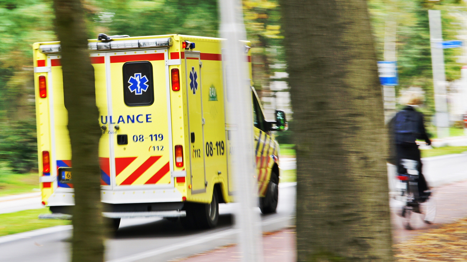 Verwarde Man Gooit Kokend Water Over Ambulancemedewerker | Hart Van ...