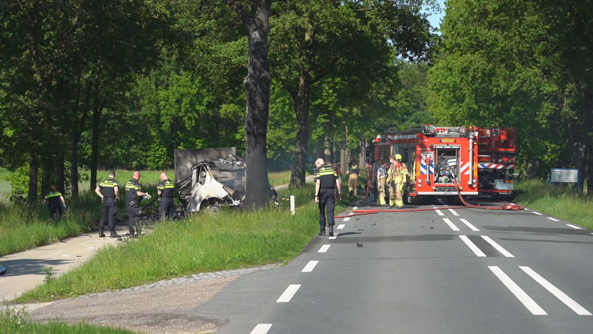Busje botst tegen boom en vliegt in brand in Limburg: een dode