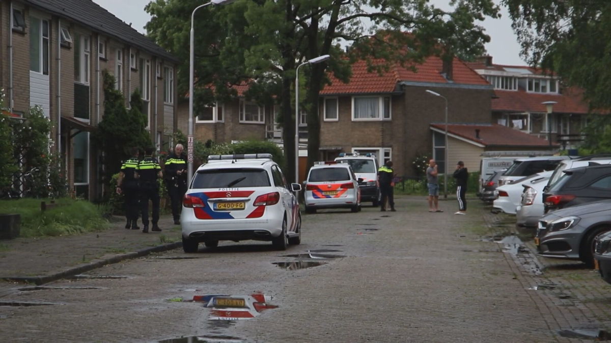 Man (62) overleden na schietpartij in woning Leeuwarden, vrouw (54) gewond afgevoerd.