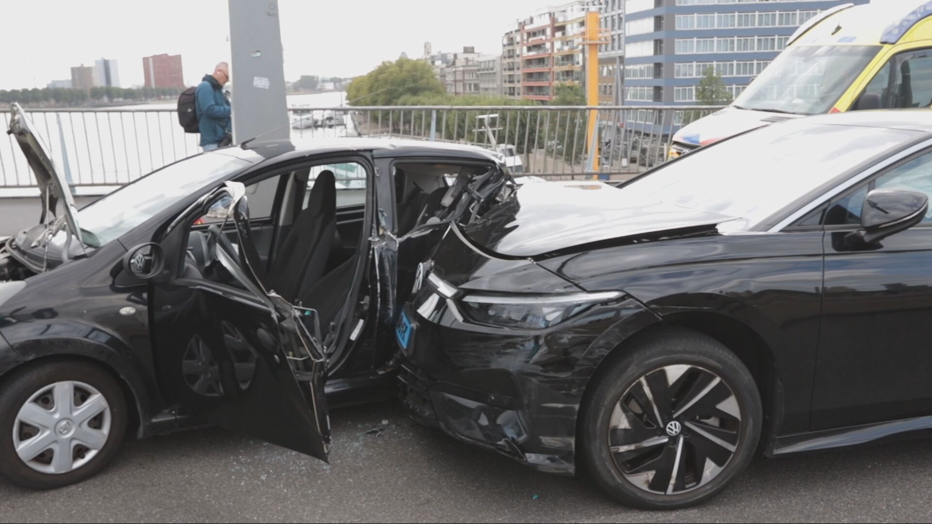 ペダルを間違えて踏んだ？ロッテルダムのエラスムス橋で奇妙な事故