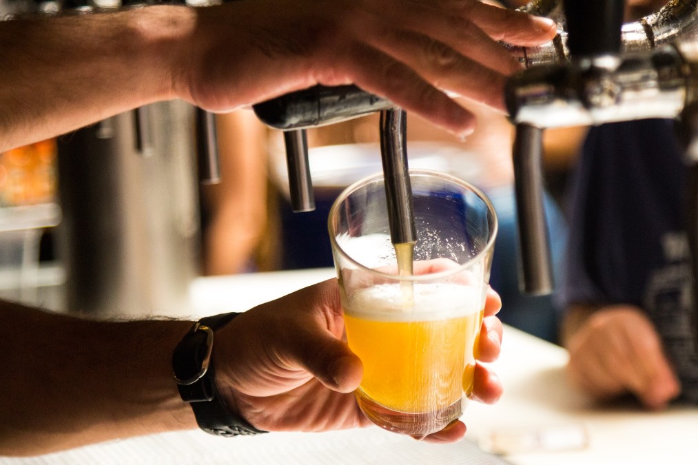 Foto instinct Vergevingsgezind Prijs van bier en koffie in horeca opnieuw omhoog | Hart van Nederland