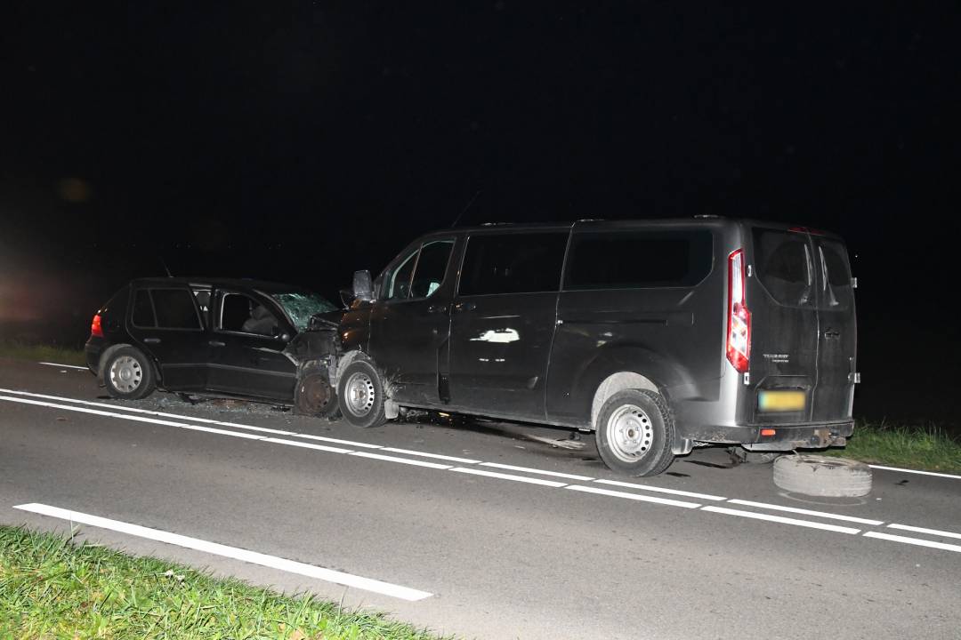 Meerdere Gewonden Bij Frontale Botsing Tussen Bestelbus En Auto Op N ...