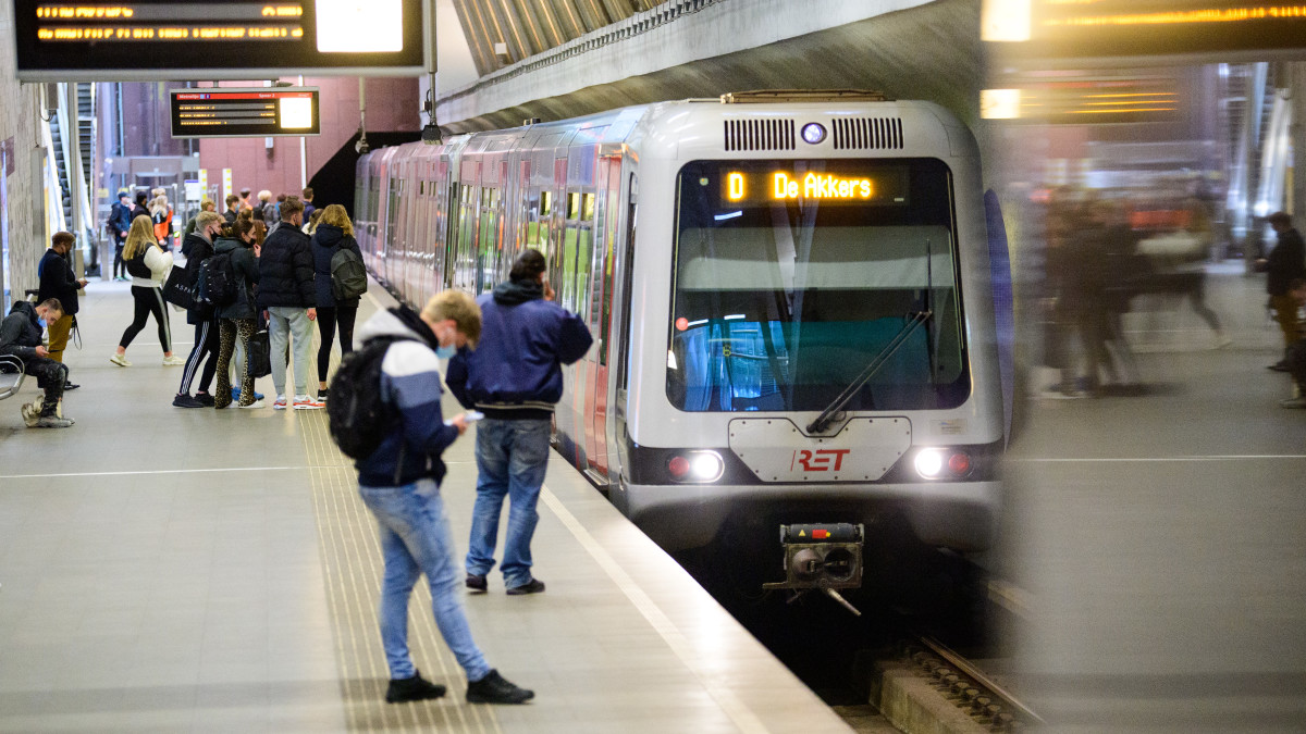 Metronet Rotterdam uur plat door stroomstoring, rekening houden met vertraging