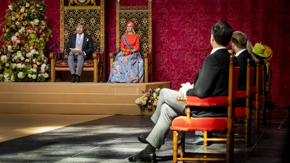 Koning Willem-Alexander leest op Prinsjesdag de Troonrede voor aan leden van de Eerste en Tweede Kamer in de Grote Kerk. 