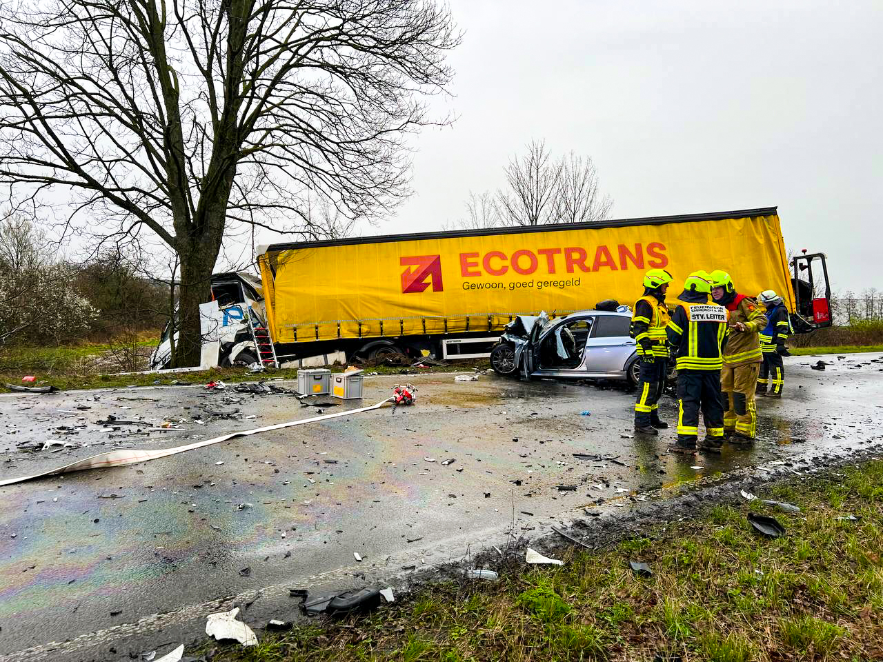 Zwaargewonden Bij Ernstig Ongeval Tussen Auto's En Vrachtwagen Bij 's ...