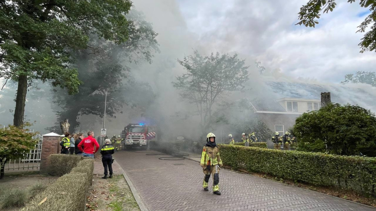 Uitslaande brand in bowlingboerderij Nijverdal: 'Weinig te redden' 