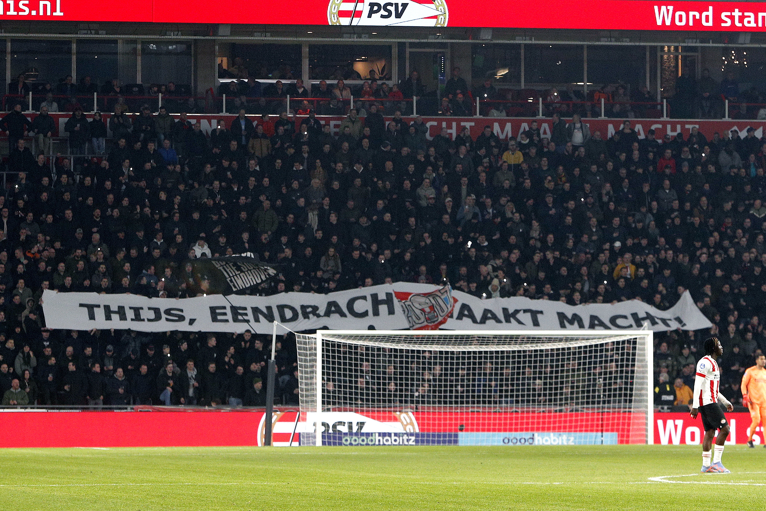 Indrukwekkend Moment In Philips Stadion: Duizenden Lampjes En Minuut ...