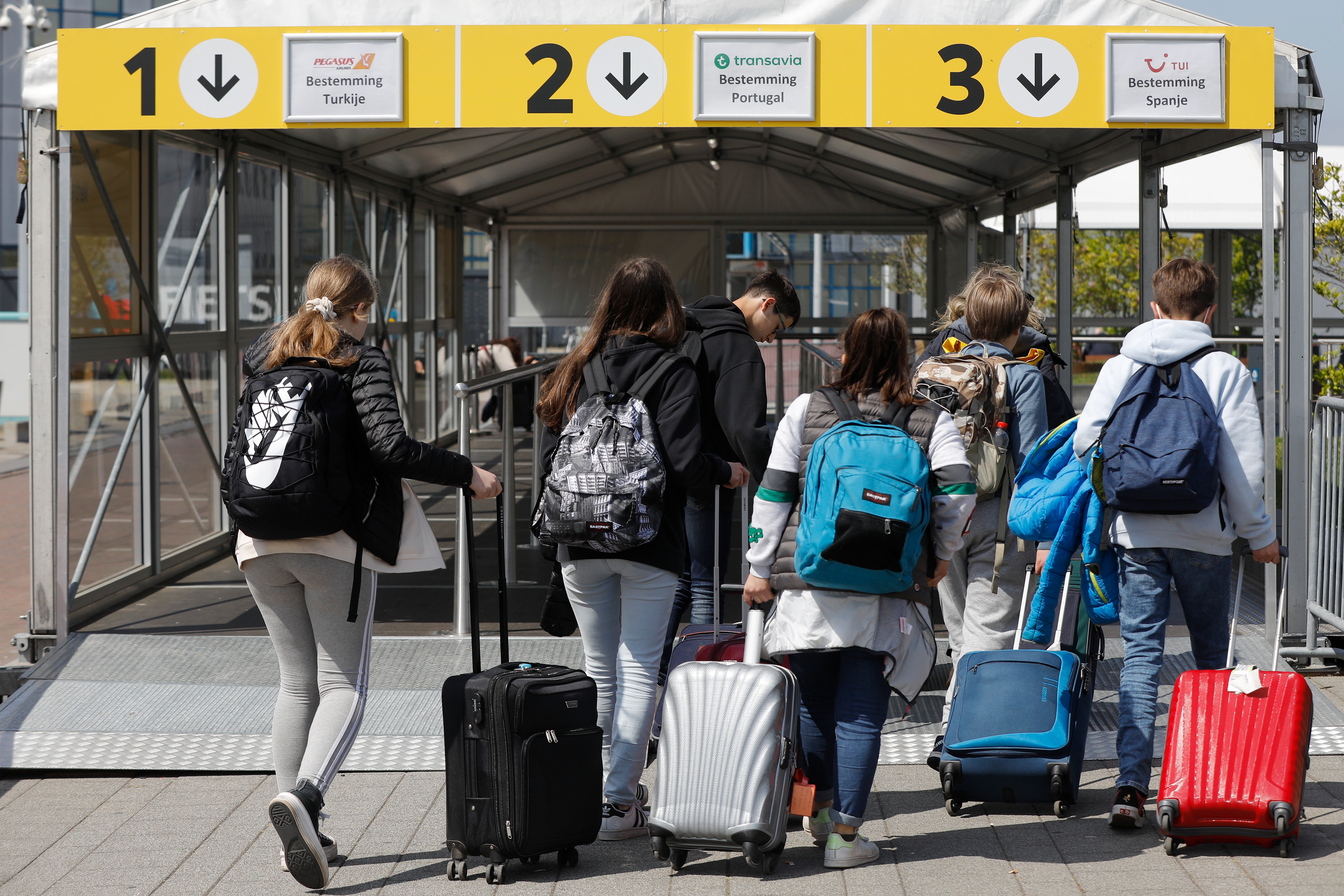 Ruilhandel Inpakken verf Reizigers opgelet: opnieuw lange wachtrijen in vertrekhallen Schiphol |  Hart van Nederland