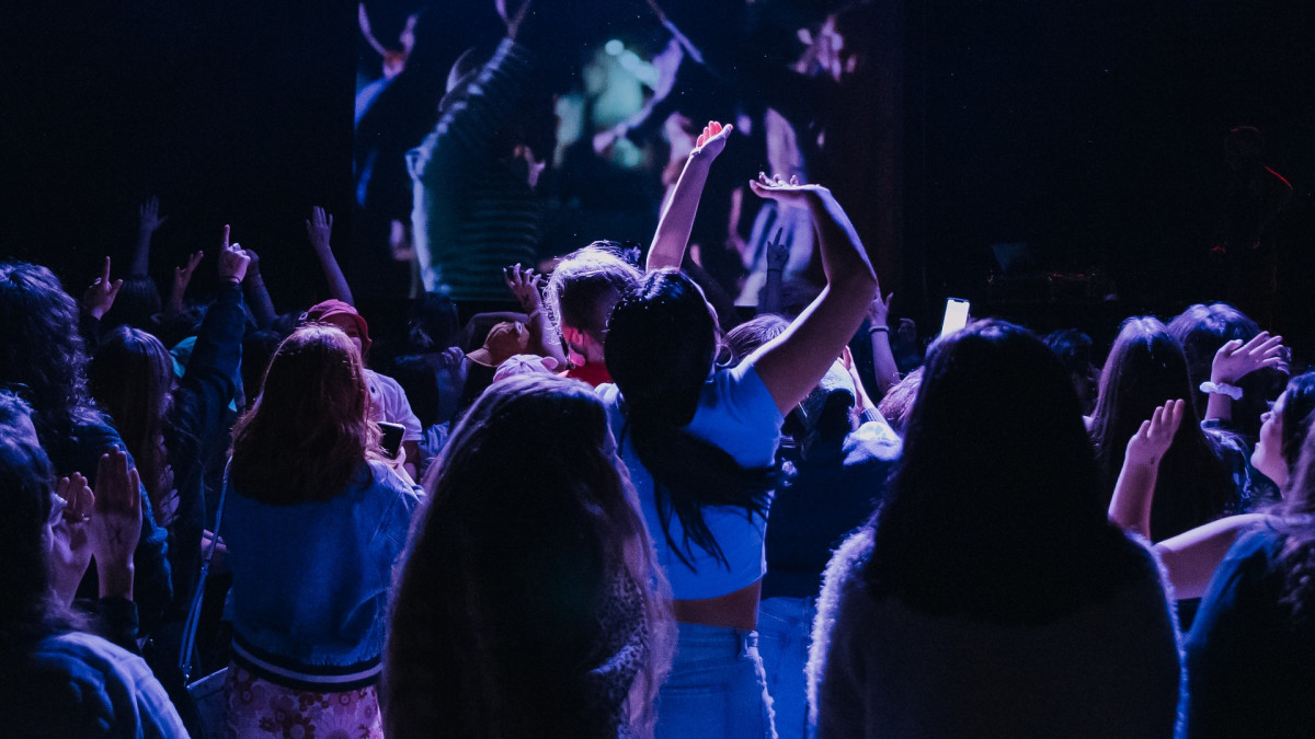 Stockfoto clubgangers feesten in discotheek tijdens uitgaan (Unsplash)