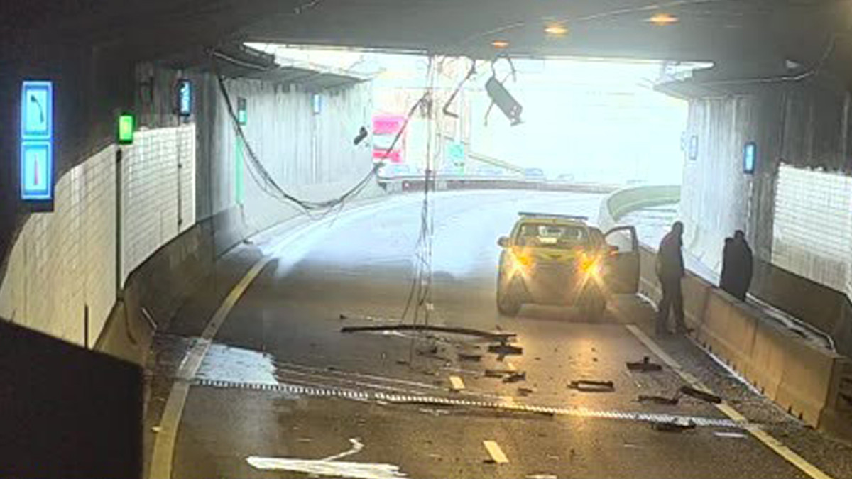 Vrachtwagen ramt plafond Beneluxtunnel, weg dicht