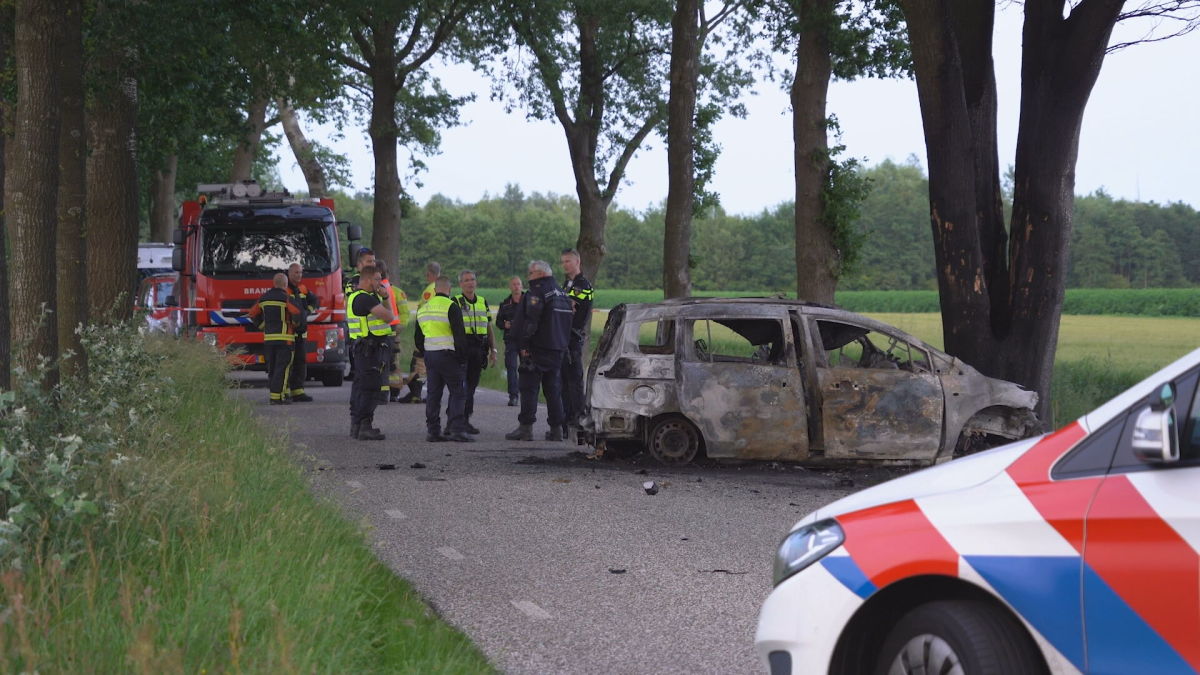 Auto crasht frontaal tegen boom en brandt uit bij Tripscompagnie, één persoon overleden - Meter