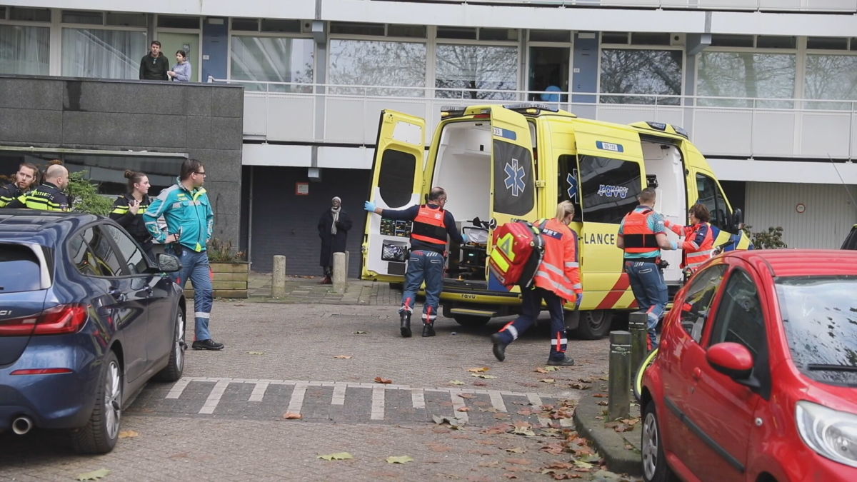 Ambulance bij flat na steekpartij Soest