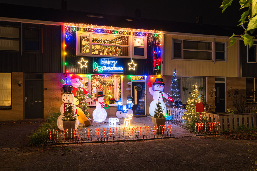 Zo snel als een flits Onderdompeling Over instelling Extreem versierd kersthuis te koop: 'Instapklaar voor feestdagen' | Hart  van Nederland