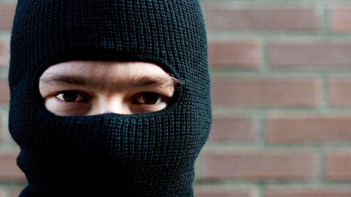 Politie waarschuwt voor rukkende naakte man met bivakmuts in Noord-Limburg