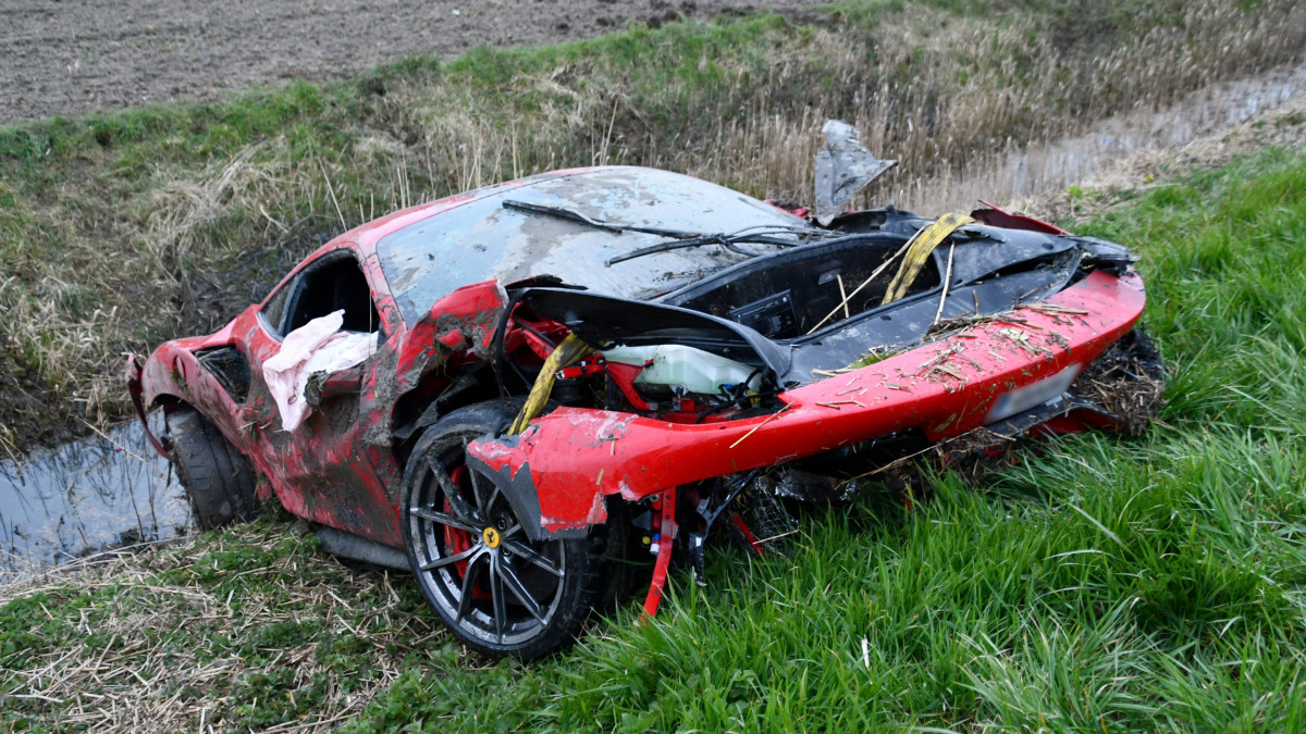 Bloedsnelle Ferrari crasht in sloot bij Cadzand, twee gewonden