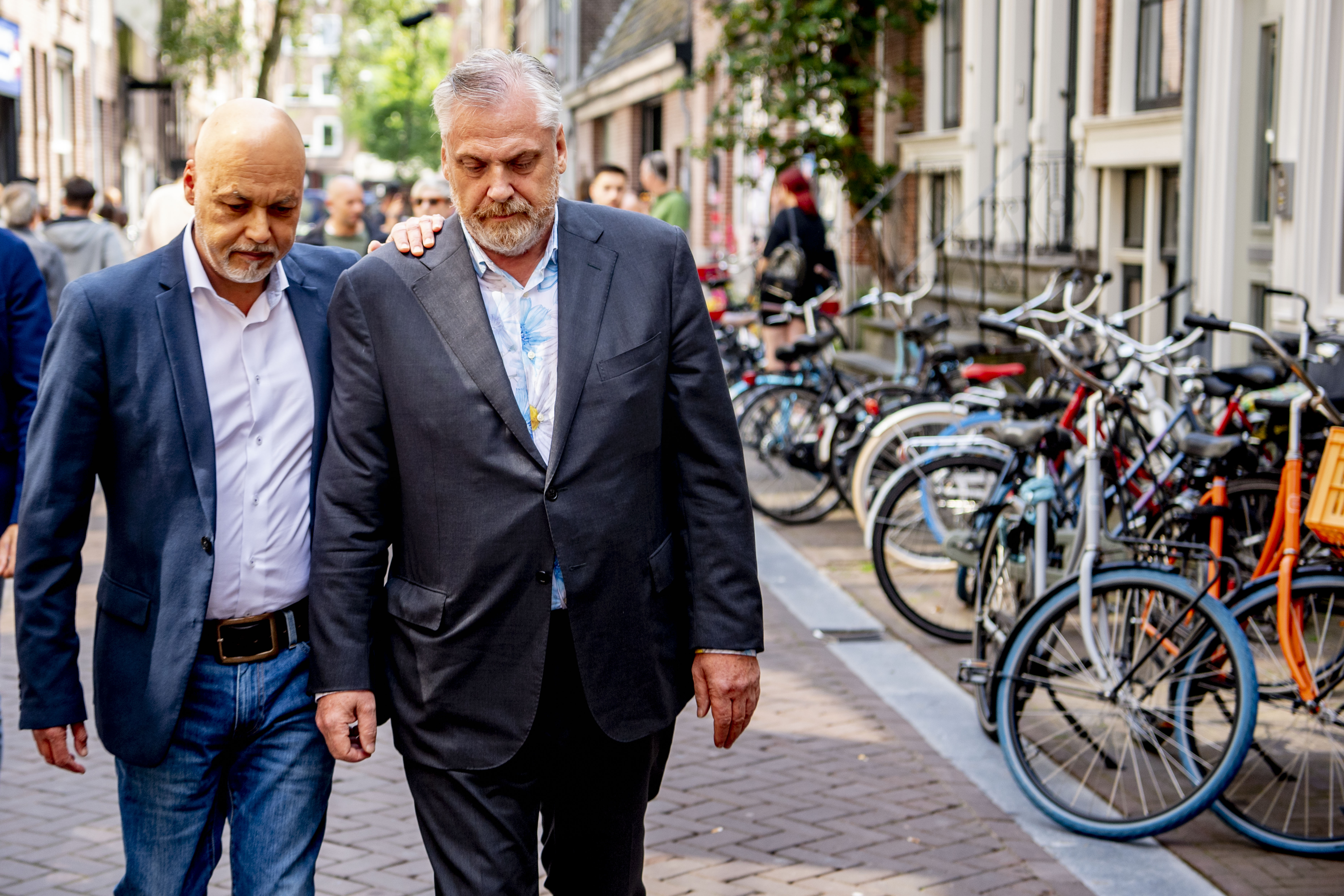 Advocaten Peter Schouten En Onno De Jong Staan Kroongetuige Nabil B ...