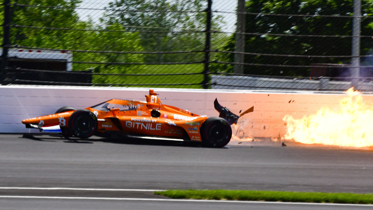Rinus van Kalmthout crasht hard in muur tijdens Indy 500 - ANP