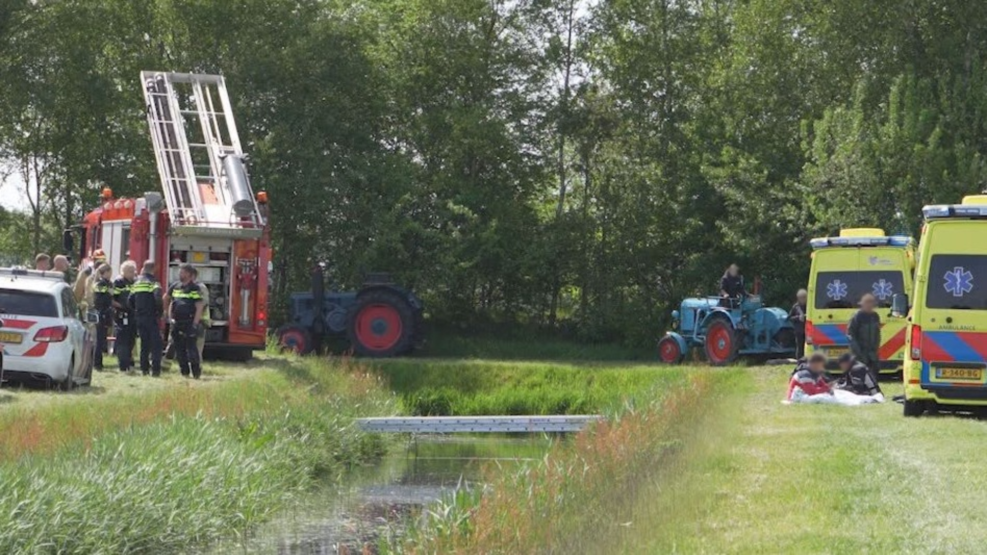 Trekker Belandt In Sloot, Ernstig Gewond Jongetje Door Omstanders Eruit ...