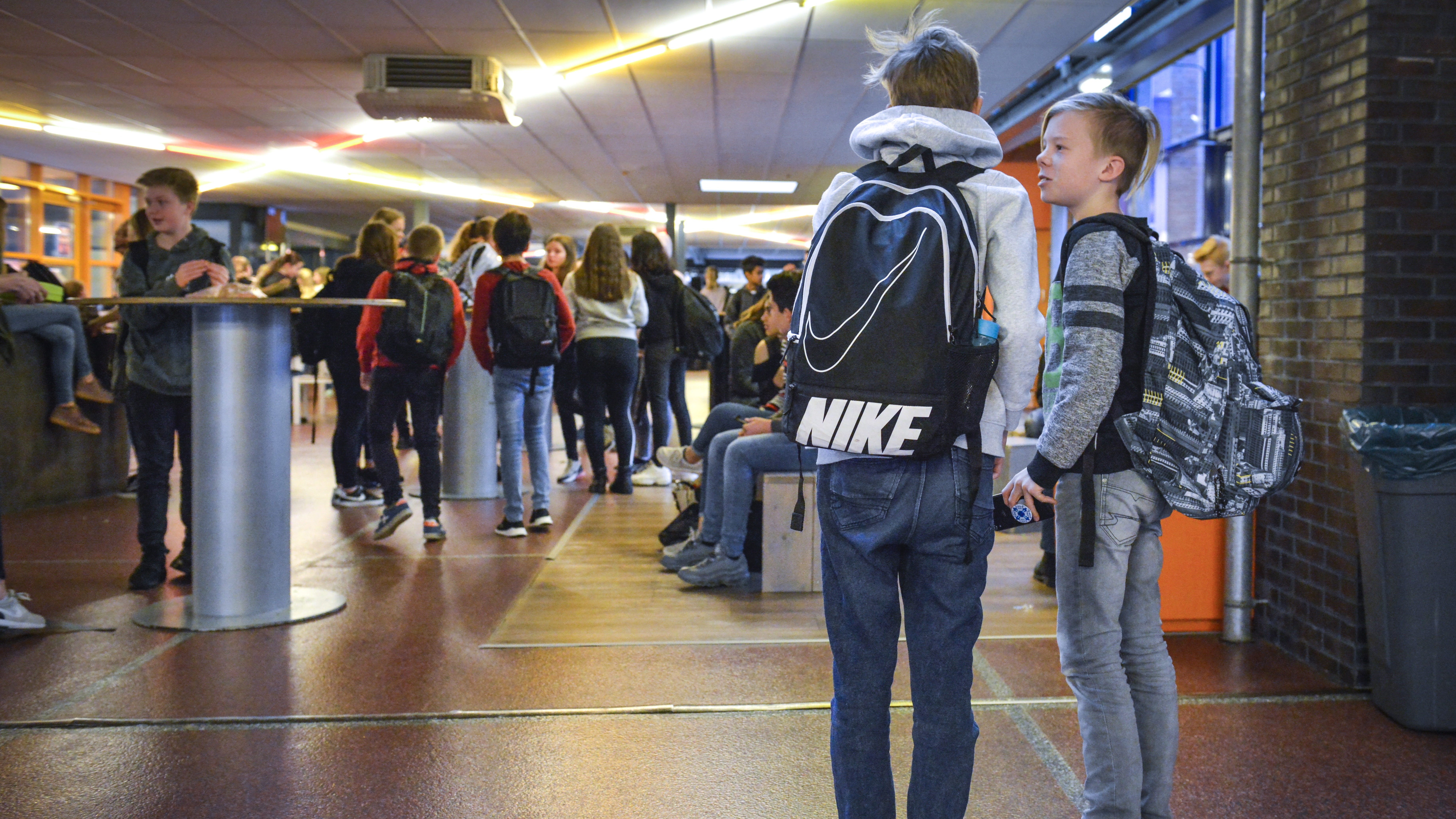 'Wekelijks valt drie uur les middelbare school uit' | Hart van Nederland